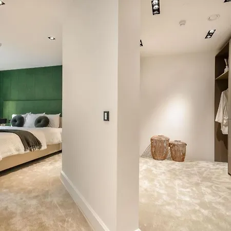 Spacious 4-bedroom In Apartment *